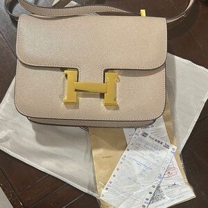 Elegant Tan Leather Bag with Gold Accent